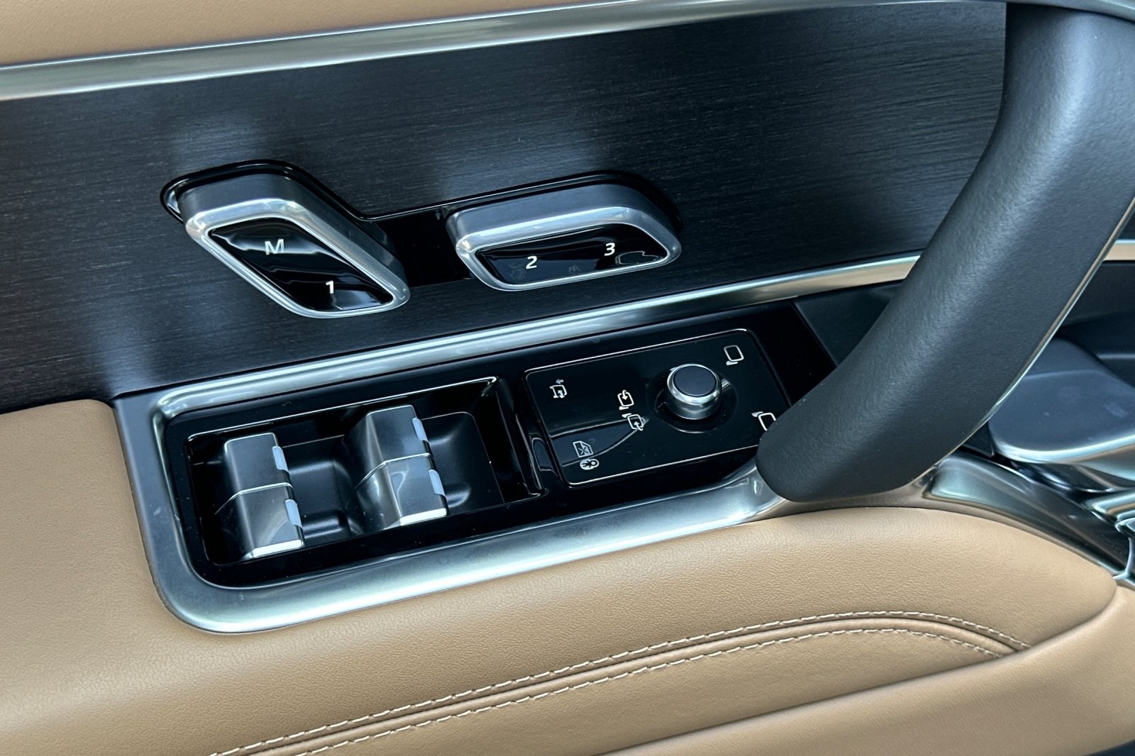 2025 Land Rover Range Rover SE photo 12