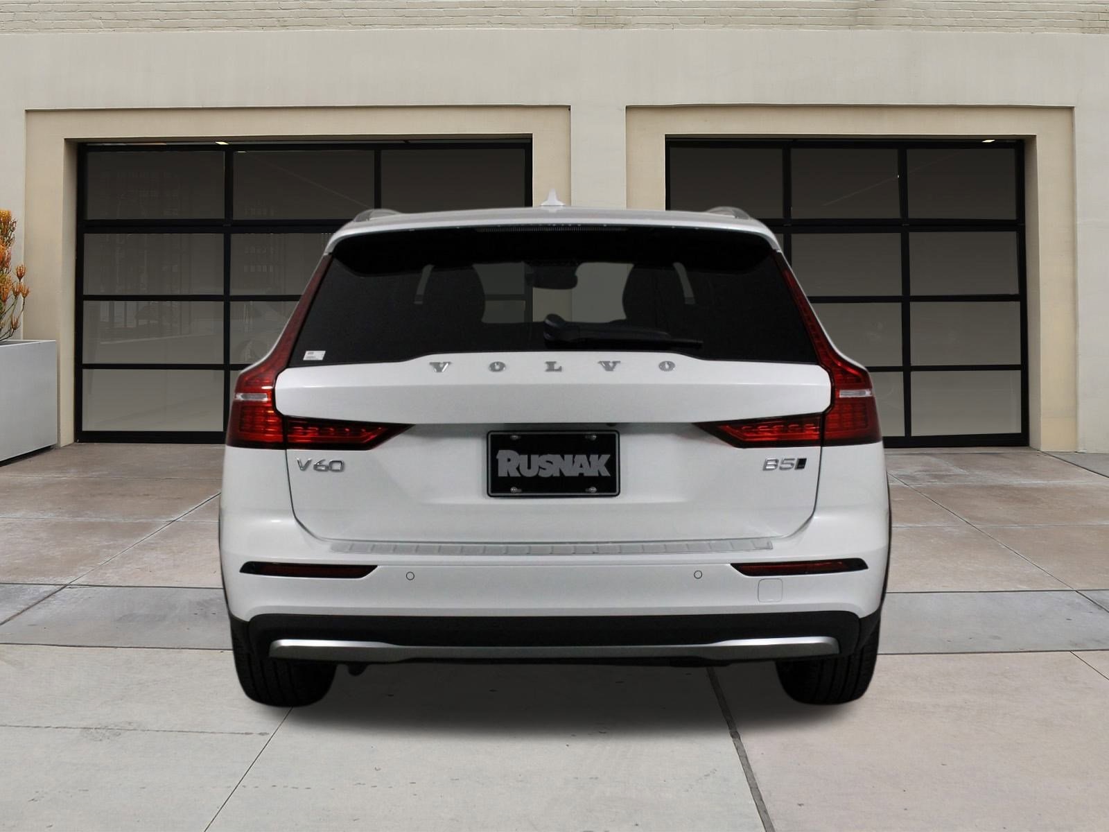 2026 Volvo V60 Cross Country B5 photo 4