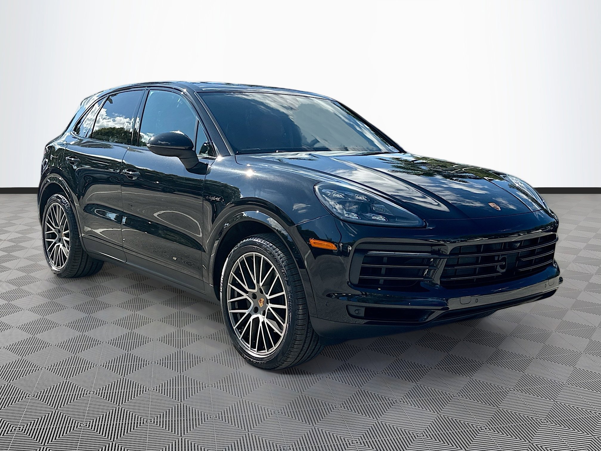 2023 Porsche Cayenne Platinum Edition's photo