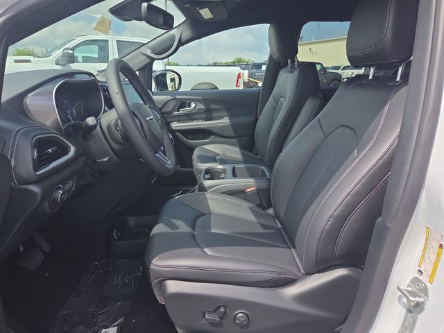 2026 Chrysler Pacifica photo 4