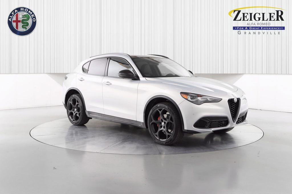 2025 Alfa Romeo Stelvio Base's photo