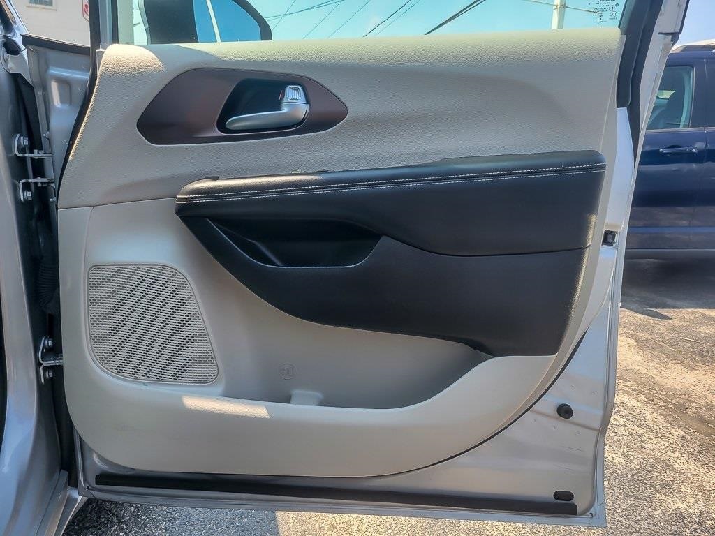2023 Chrysler Voyager LX photo 19