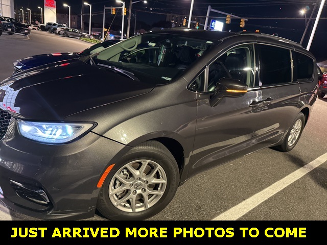 2022 Chrysler Pacifica Touring L's photo