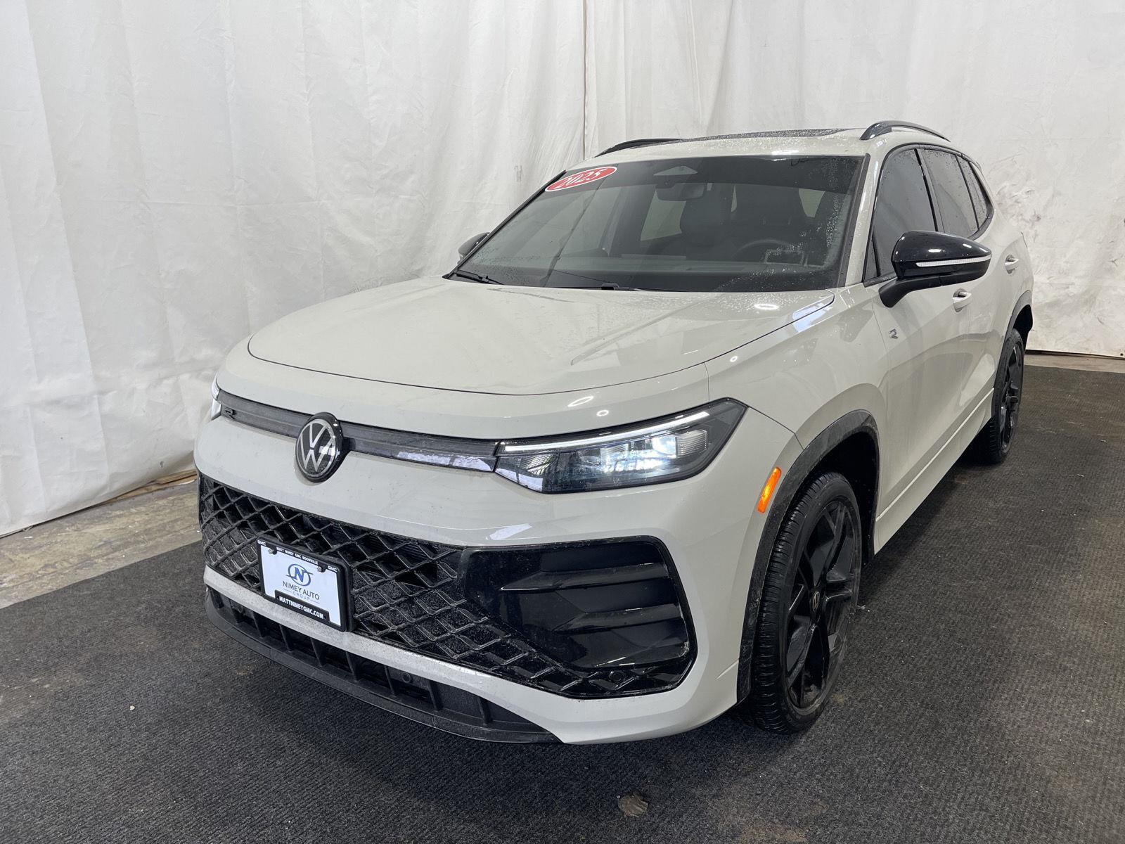 2025 Volkswagen Tiguan SE R-LINE BLACK's photo