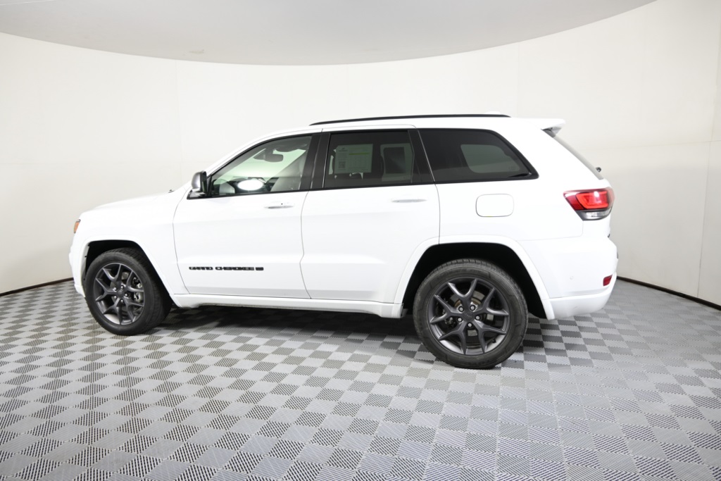 2021 Jeep Grand Cherokee Anniversary Edition photo 3