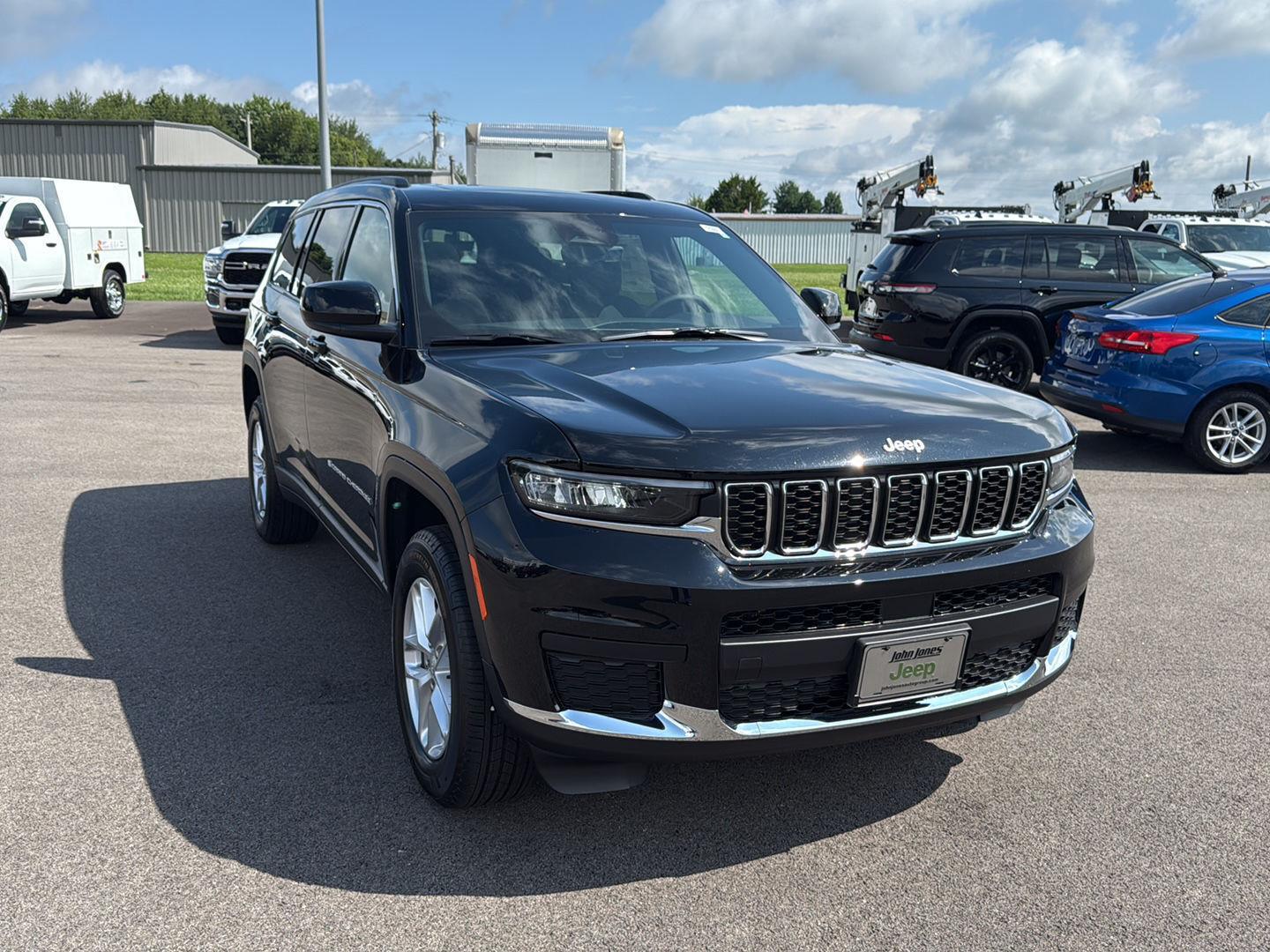 2025 Jeep Grand Cherokee Laredo X photo 2