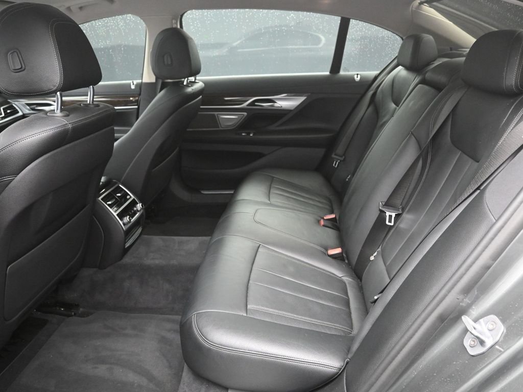 2019 Bmw 740i Sedan photo 2