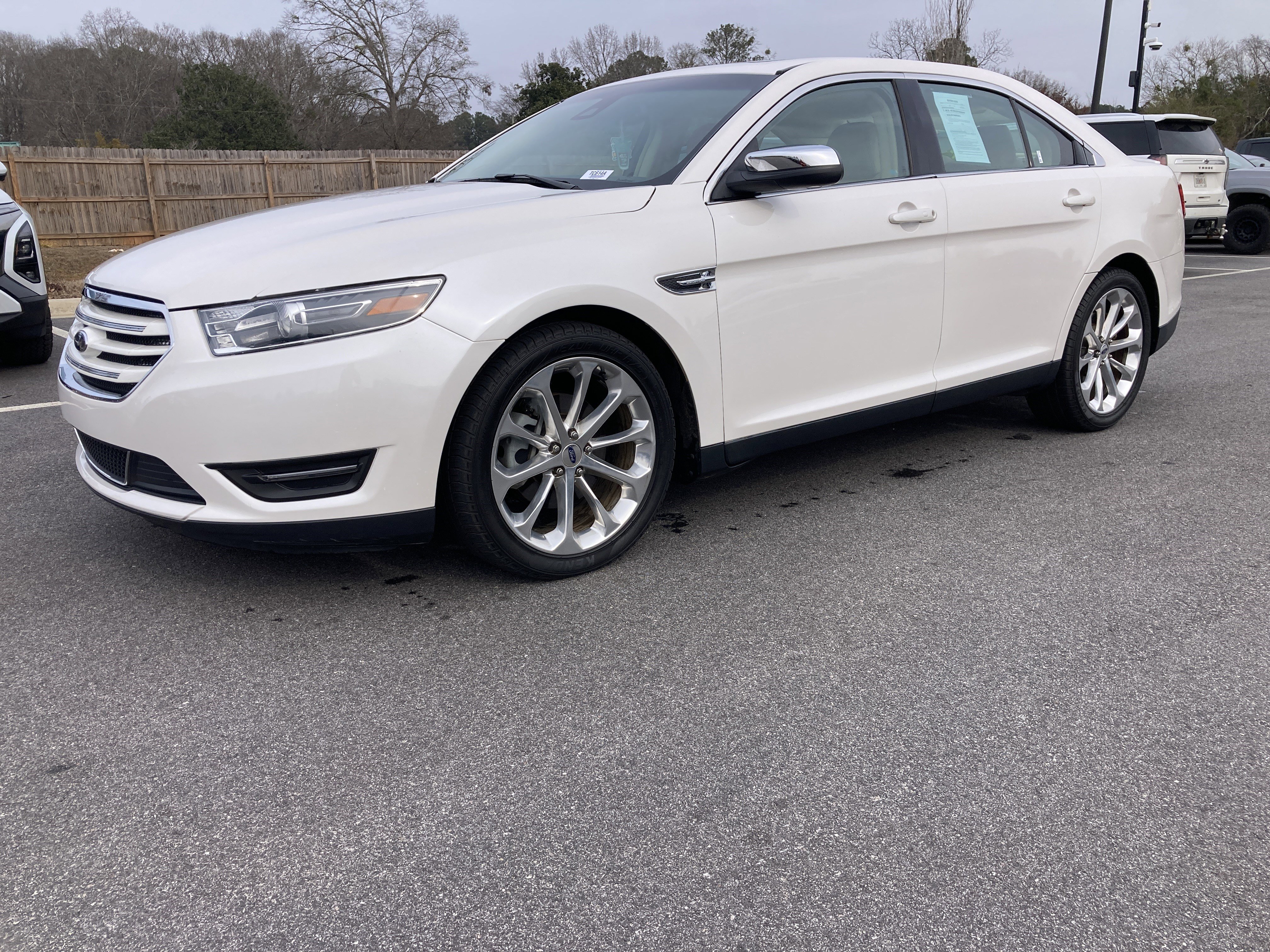 2016 Ford Taurus Limited's photo