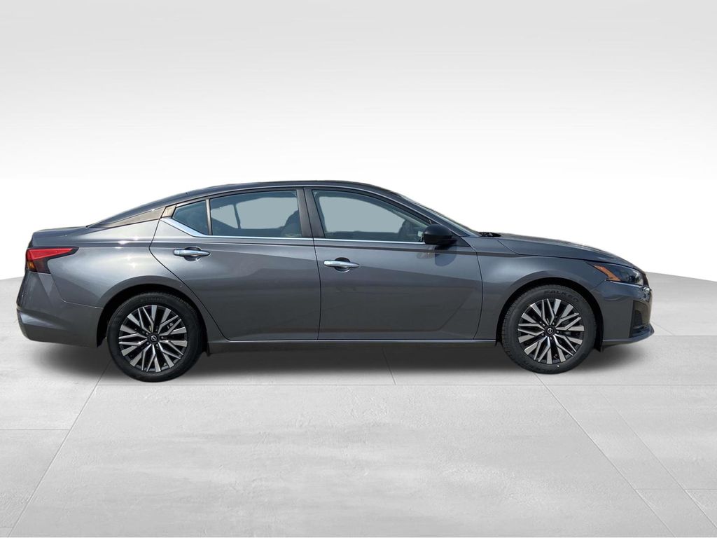 2024 Nissan Altima 2.5 SV photo 2