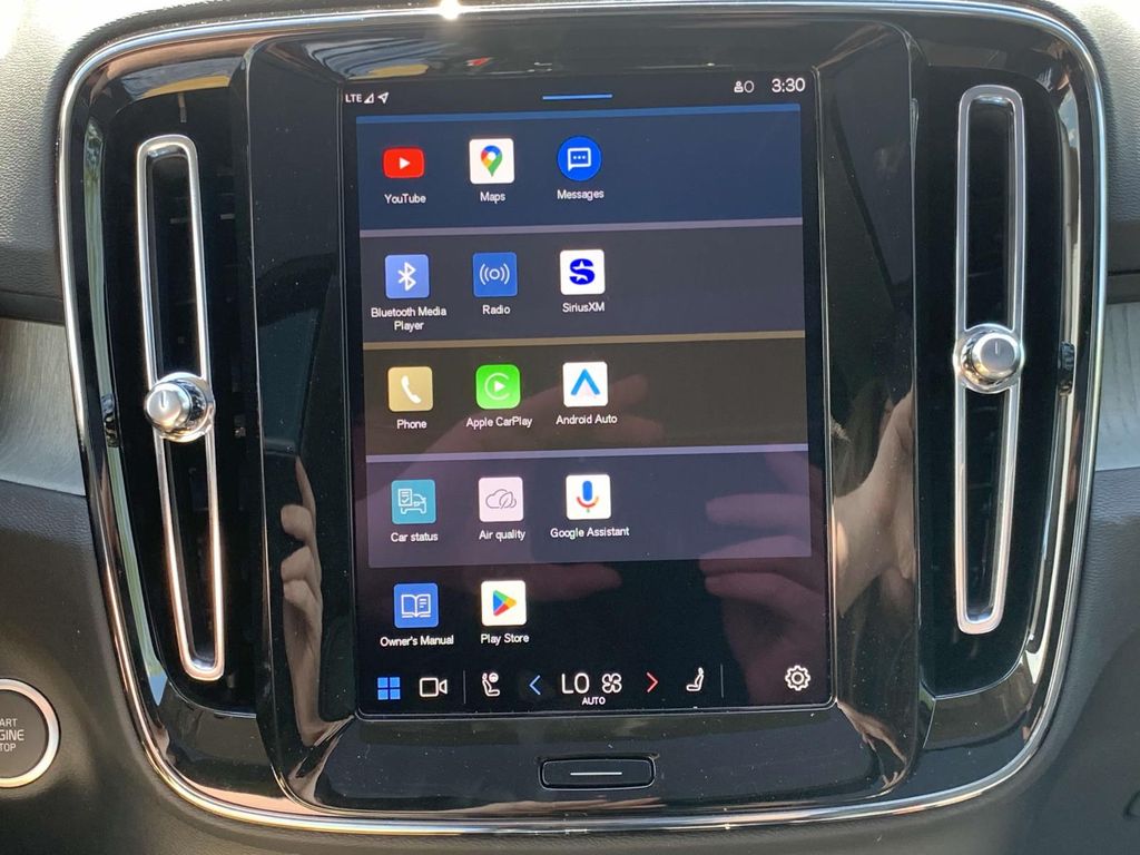 2025 Volvo XC40 AWD Plus photo 9