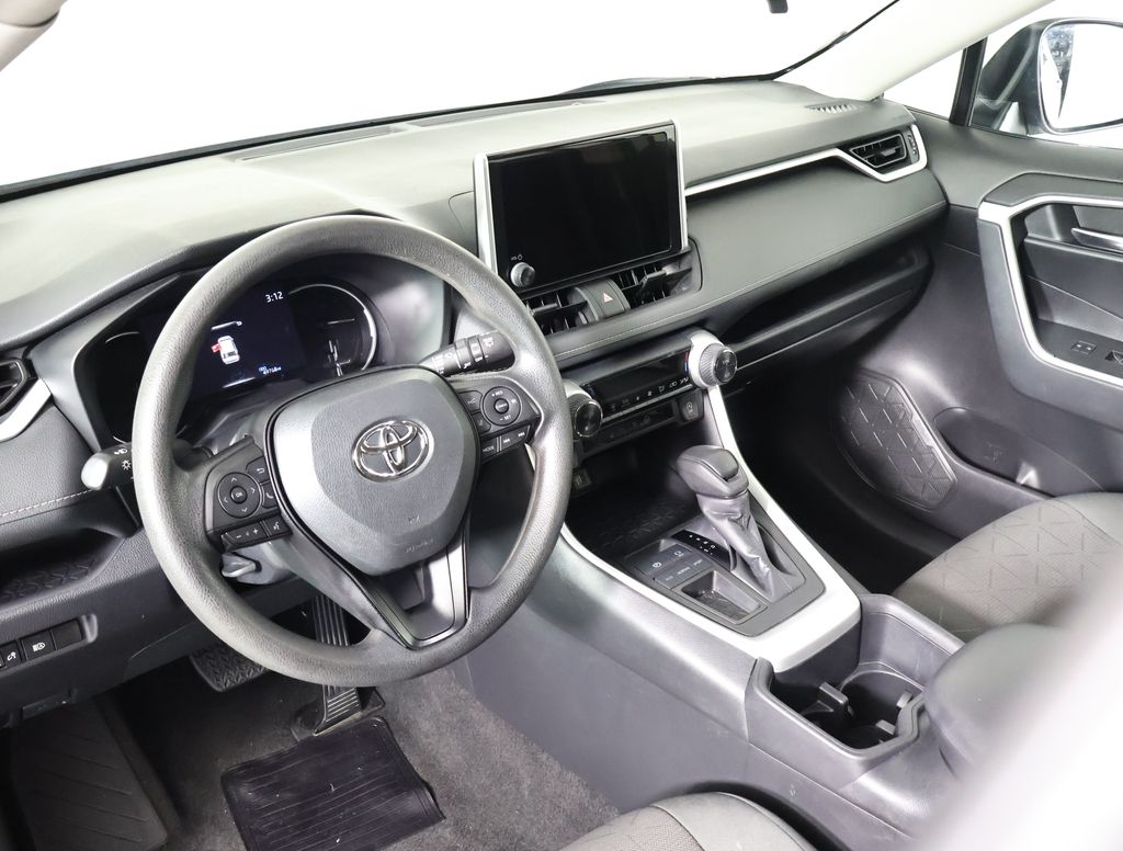 2024 Toyota RAV4 XLE photo 5