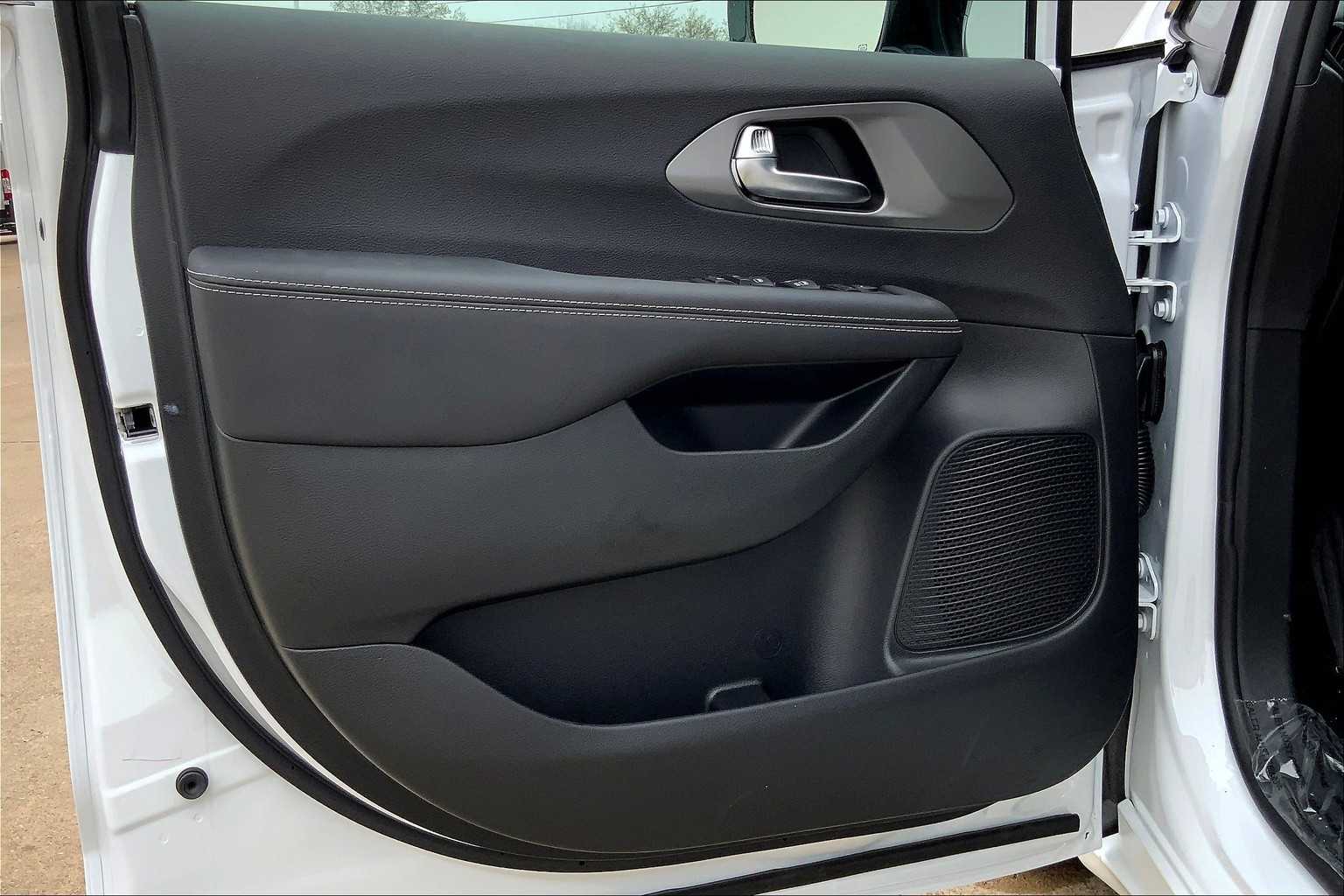 2025 Chrysler Voyager LX photo 10