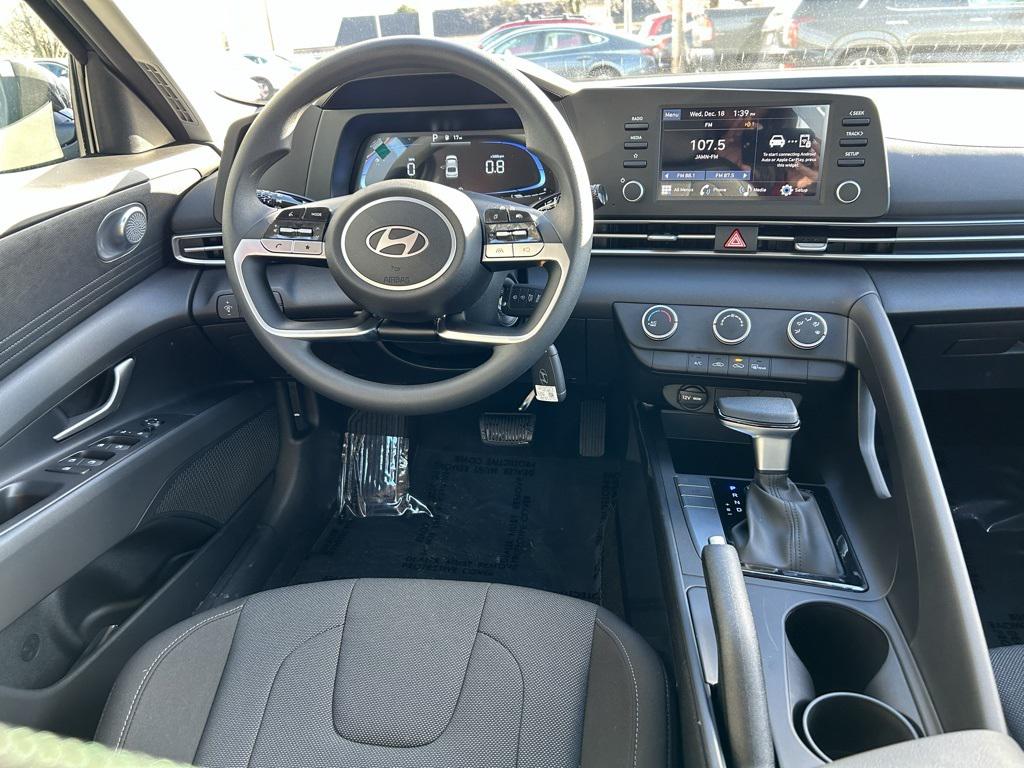 2025 Hyundai Elantra SE photo 21