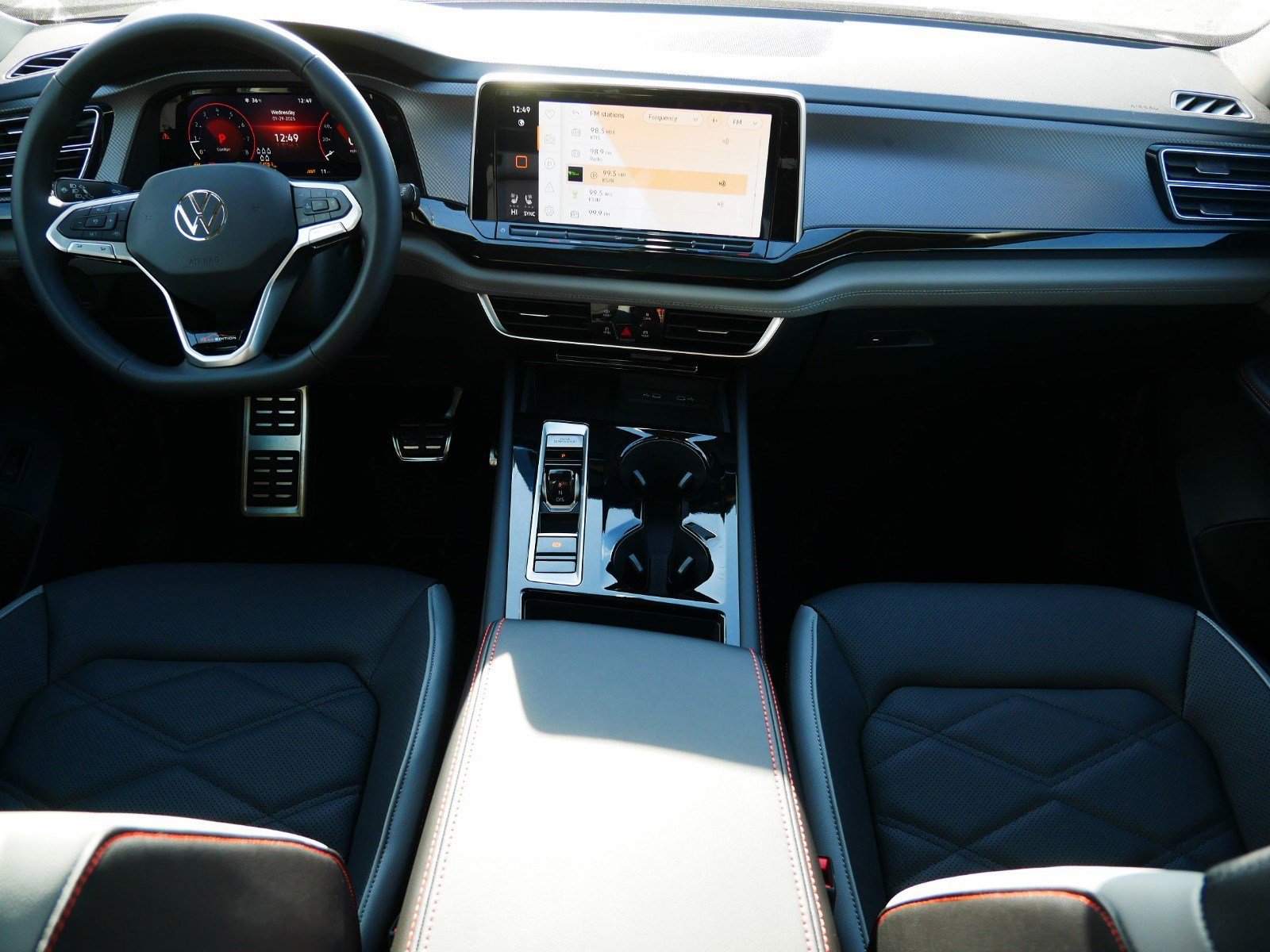 2025 Volkswagen Atlas Peak Edition SE photo 2