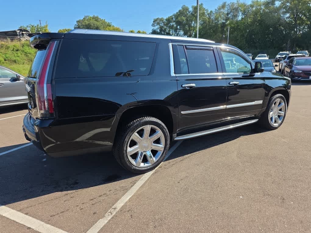 2018 Cadillac Escalade ESV Luxury photo 3