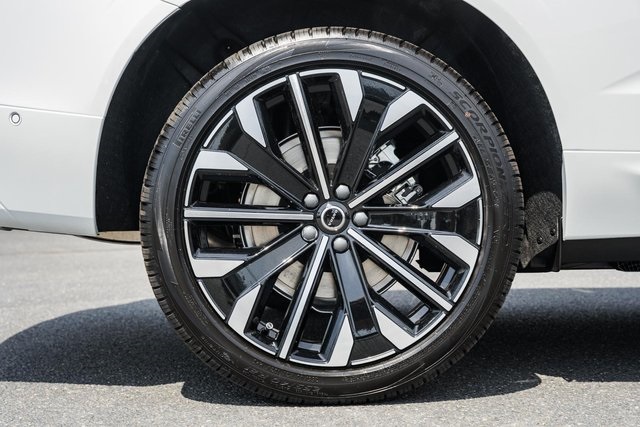 2026 Volvo XC60 Hybrid T8 photo 16