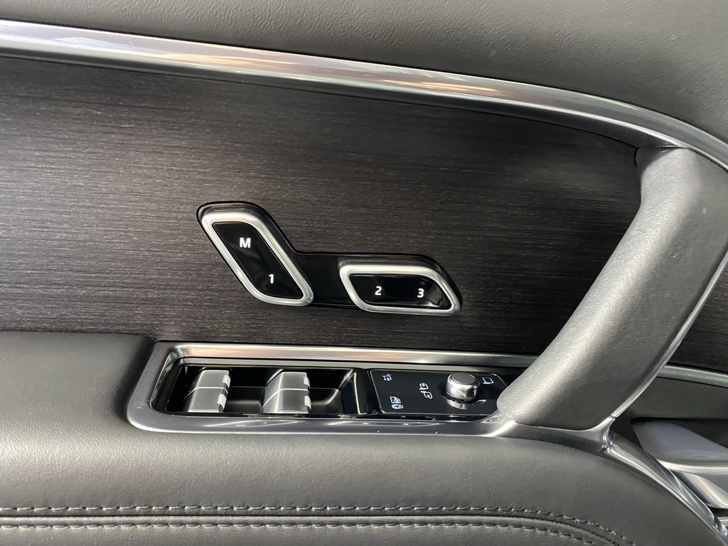 2024 Land Rover Range Rover SE photo 13