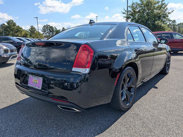 2022 Chrysler 300 Touring photo 9