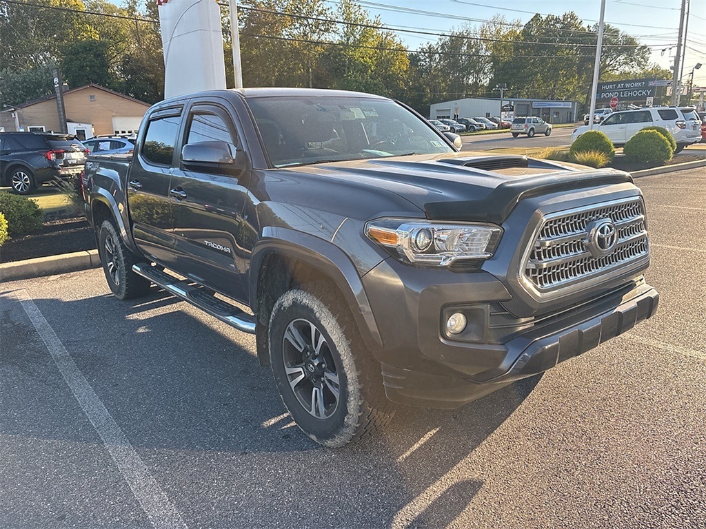 2016 Toyota Tacoma TRD Sport photo 3