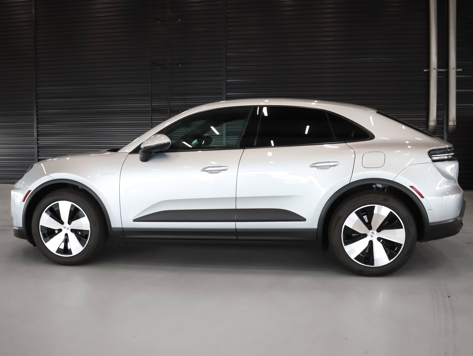 2025 Porsche Macan Electric 4 photo 2