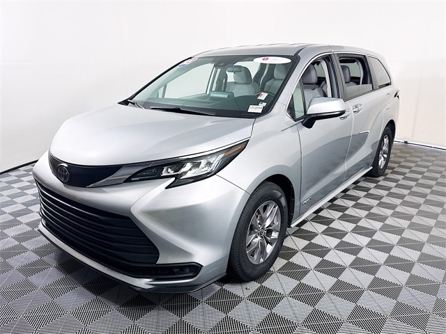 2021 Toyota Sienna LE photo 3