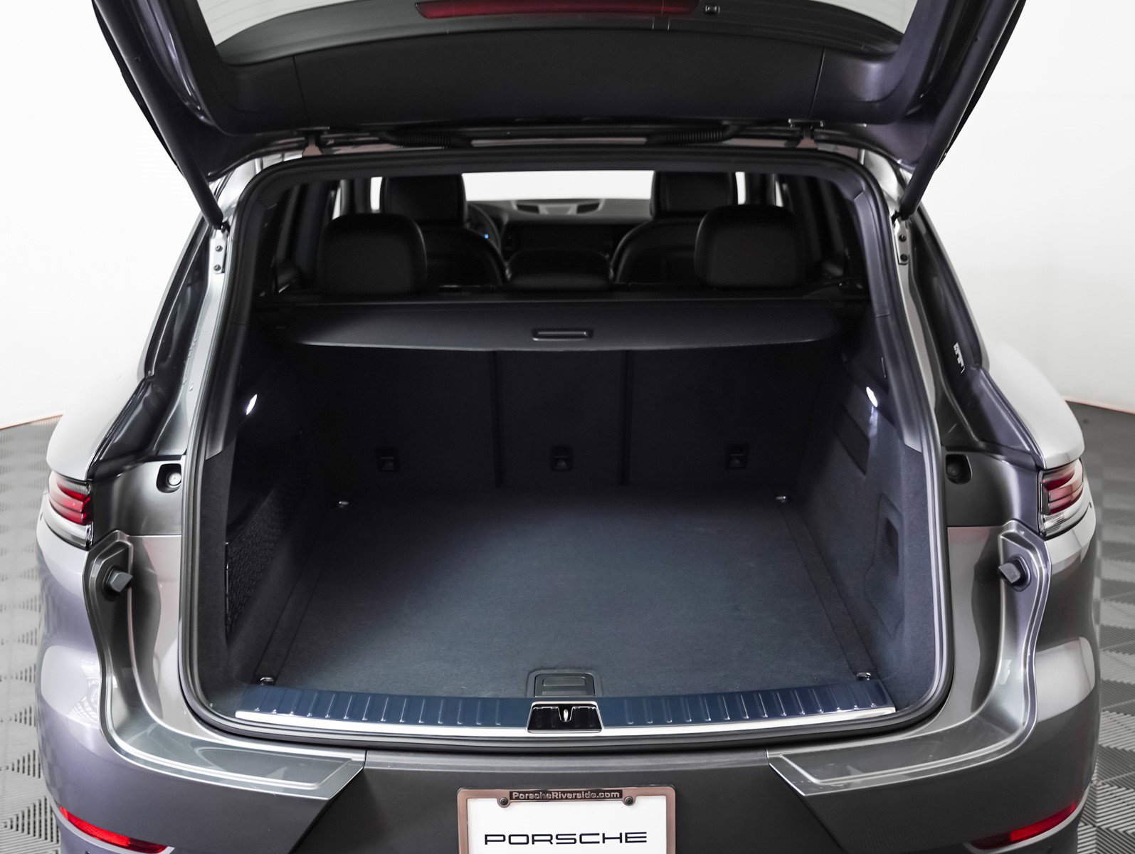 2025 Porsche Cayenne photo 25
