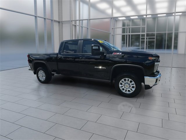 2025 Chevrolet Silverado 2500HD LT photo 2