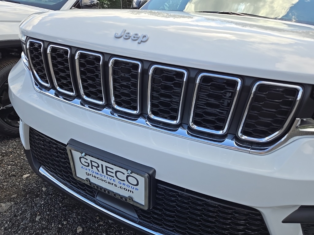 2025 Jeep Grand Cherokee Laredo X photo 3
