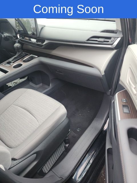 2023 Toyota Sienna LE photo 2