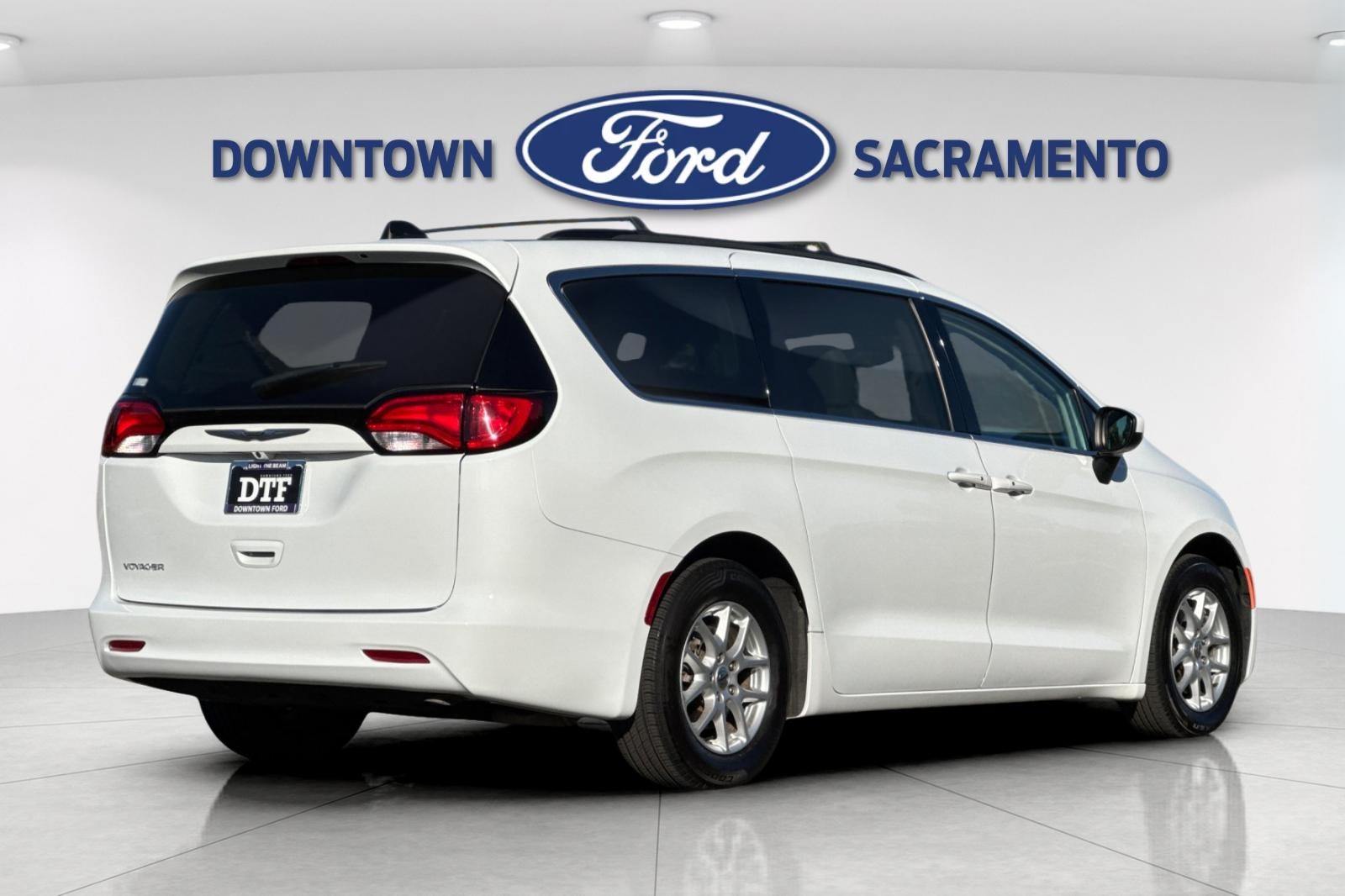 2021 Chrysler Voyager LXi photo 3