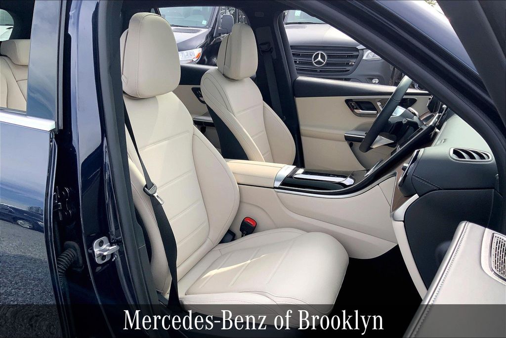 2024 Mercedes Benz GLC 300 4MATIC photo 2