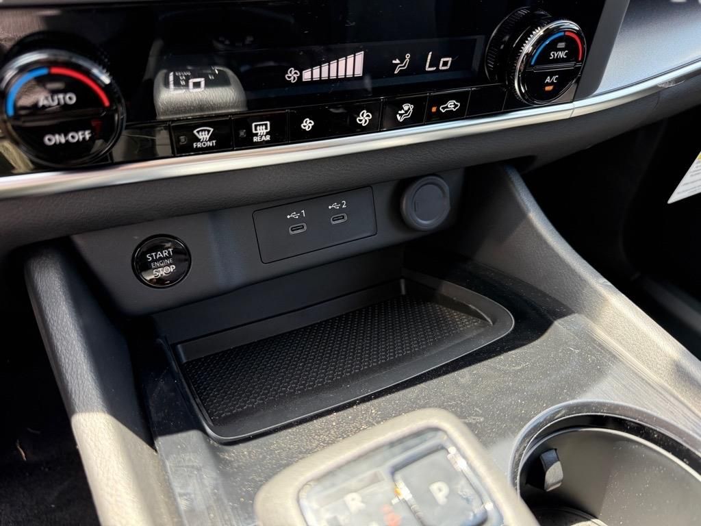 2025 Nissan Rogue SV photo 6
