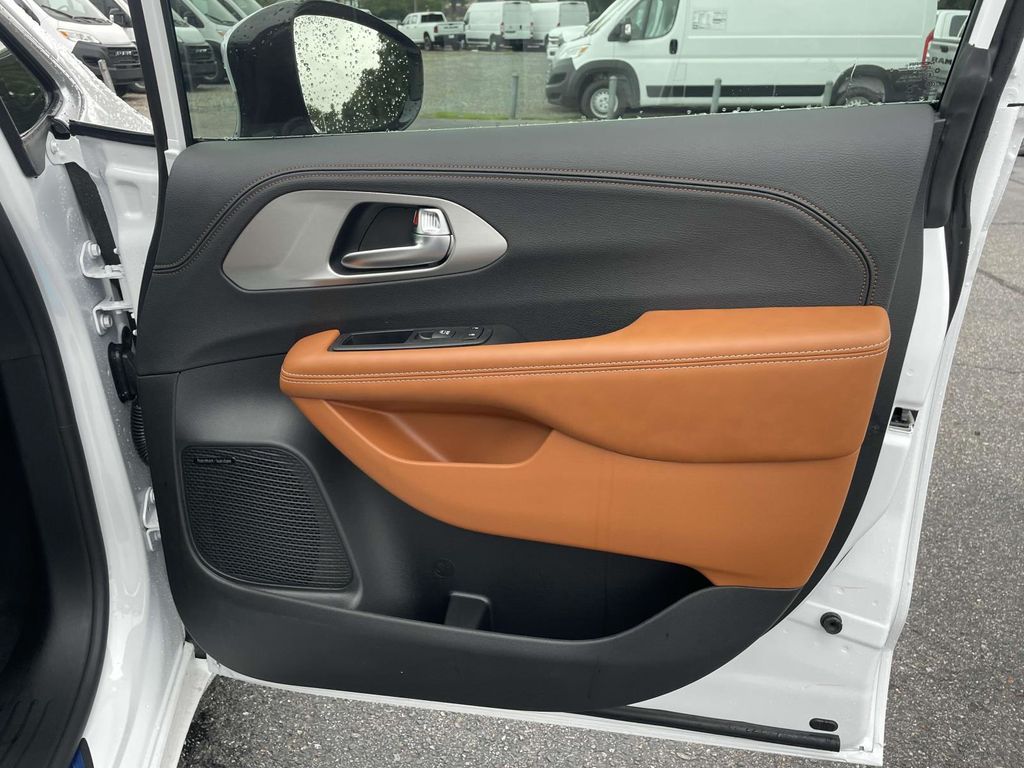 2026 Chrysler Pacifica Pinnacle photo 15