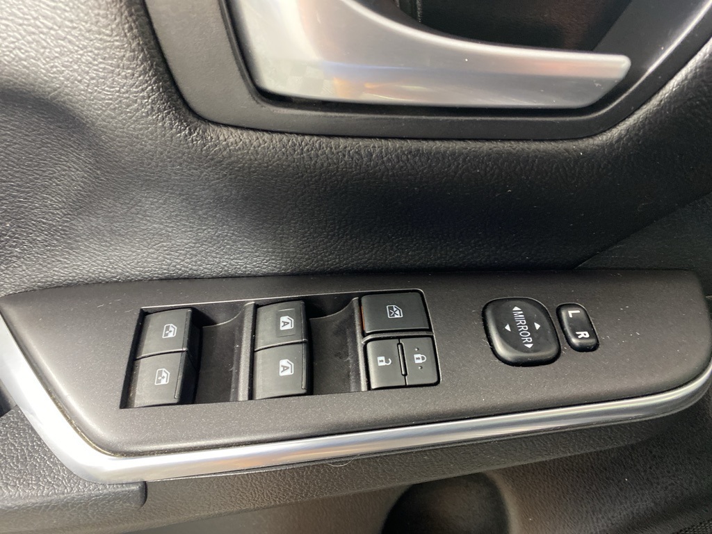 2016 Toyota Camry LE photo 13