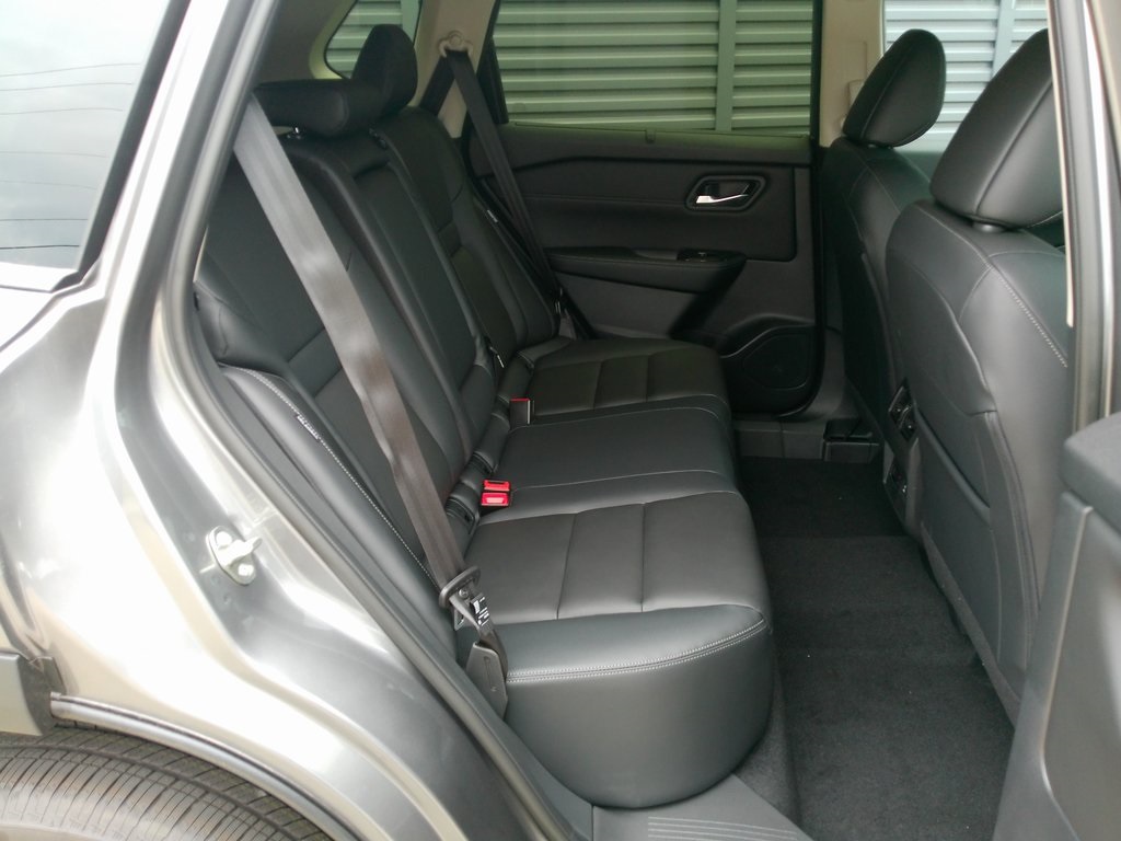 2025 Nissan Rogue SL photo 14