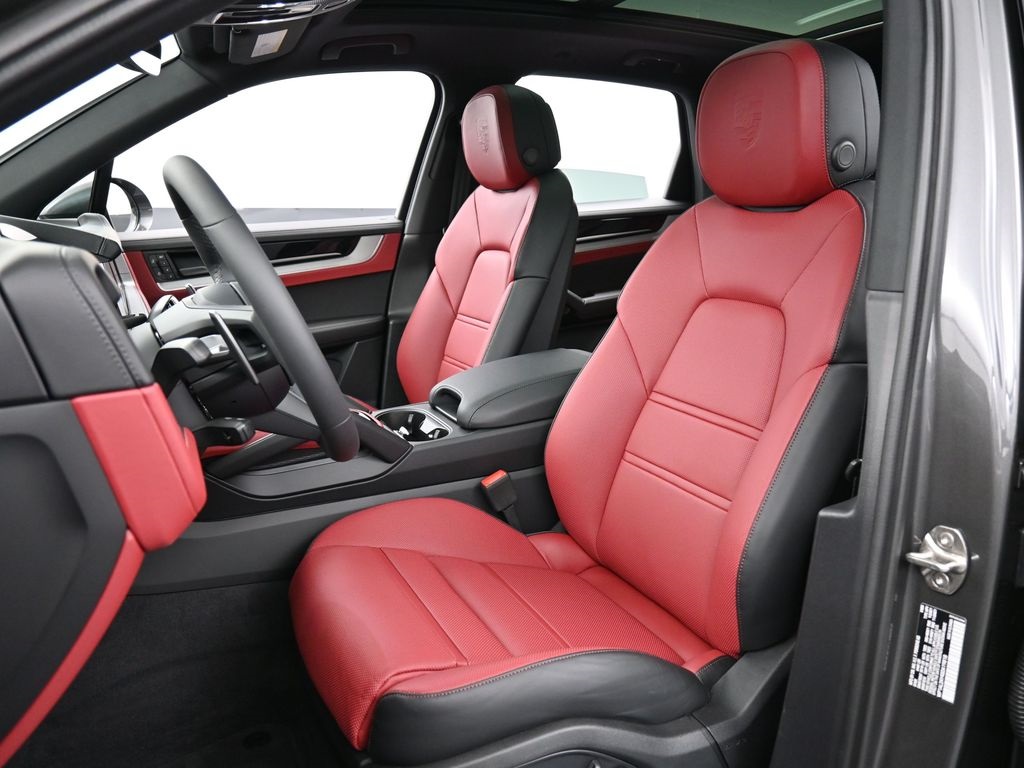 2025 Porsche Cayenne S photo 4