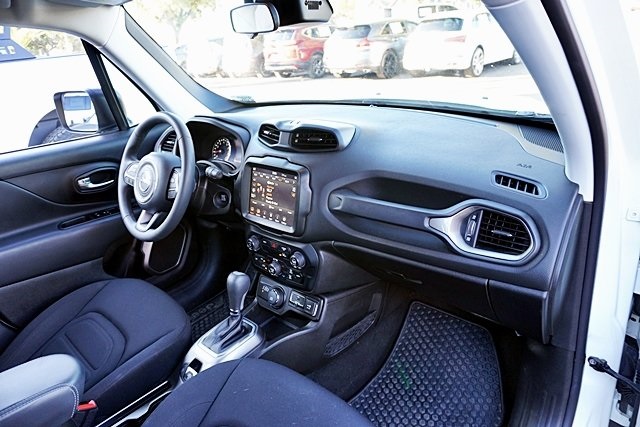 Certified Used 2022 White Jeep Latitude image 9