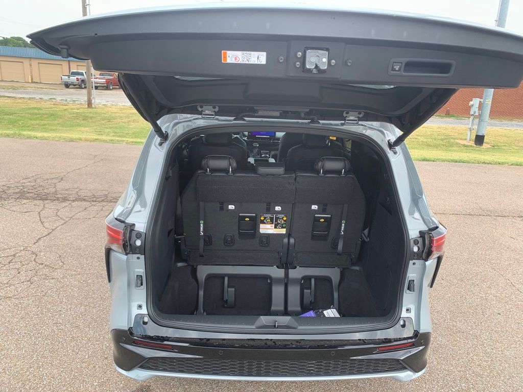 2025 Toyota Sienna XSE photo 23
