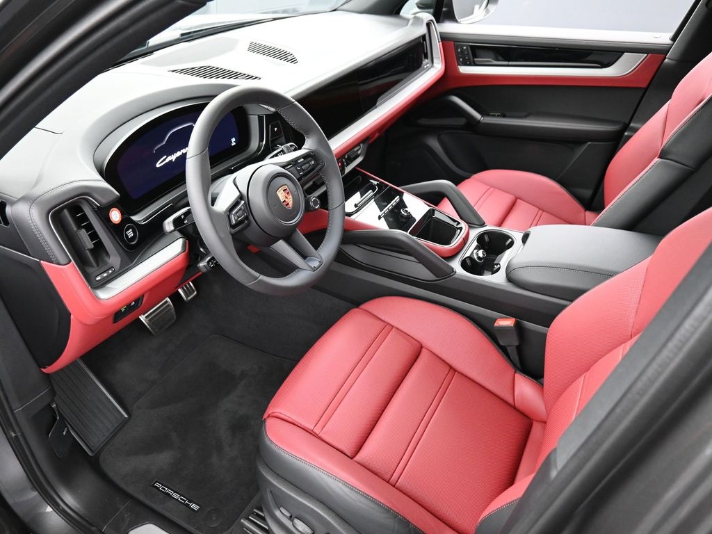 2025 Porsche Cayenne S photo 3