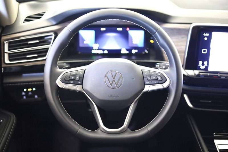 2024 Volkswagen Atlas SEL photo 11