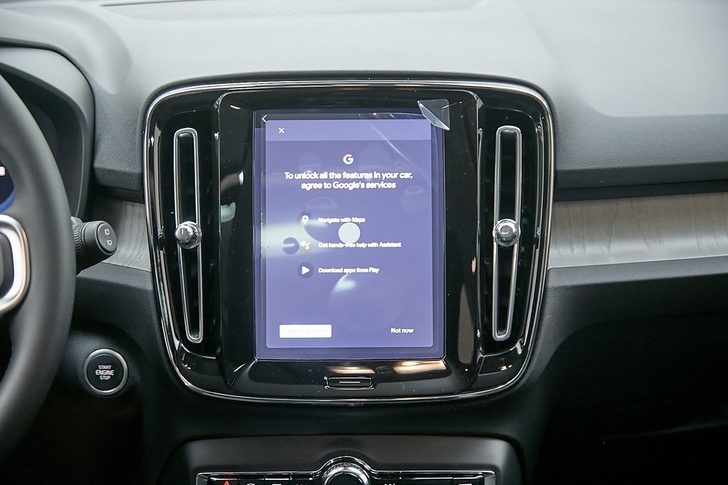 2025 VOLVO XC40 - Image 20