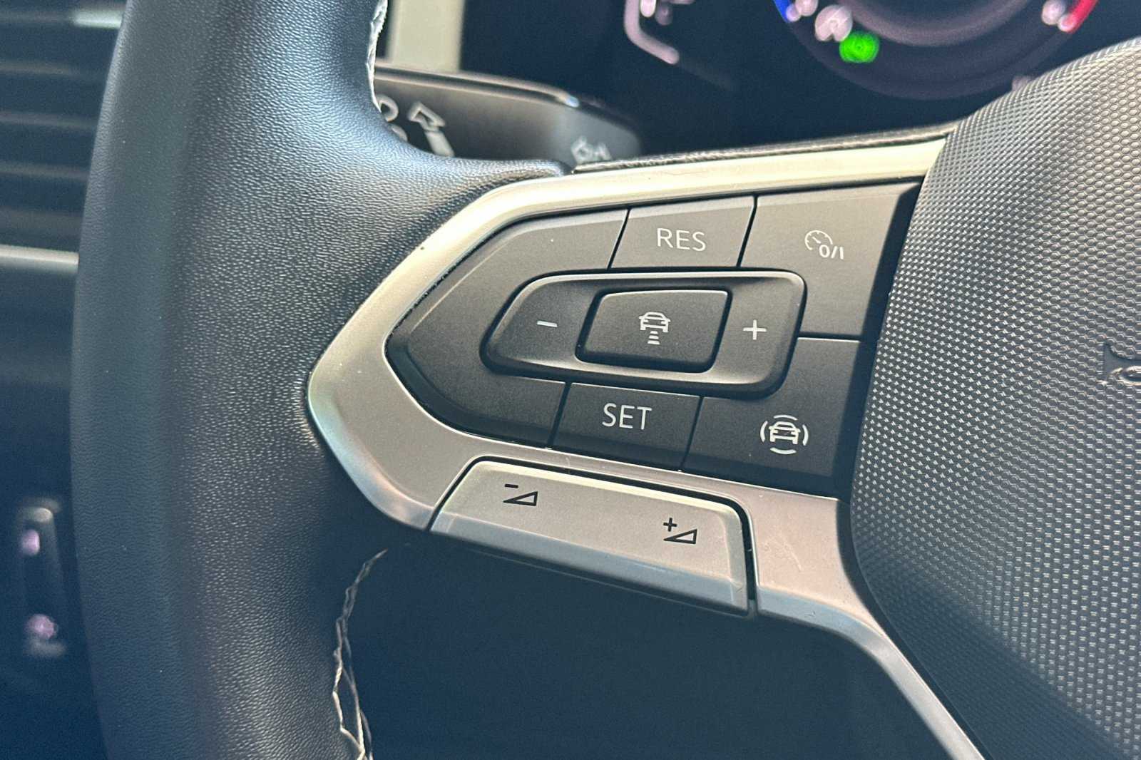 2022 Volkswagen Atlas Cross Sport V6 SE Technology photo 24