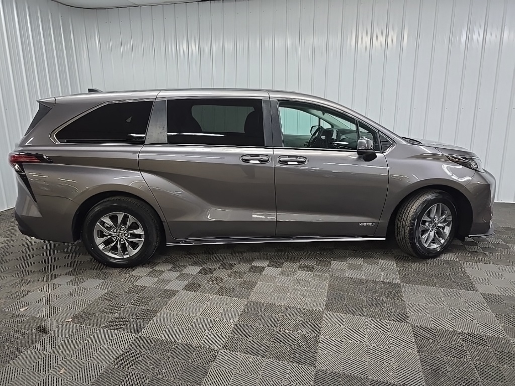 2021 Toyota Sienna LE photo 2