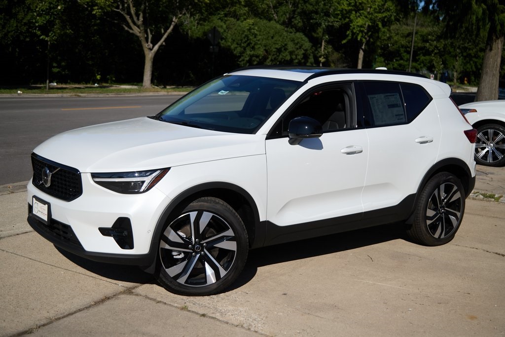 2025 VOLVO XC40 - Image 2