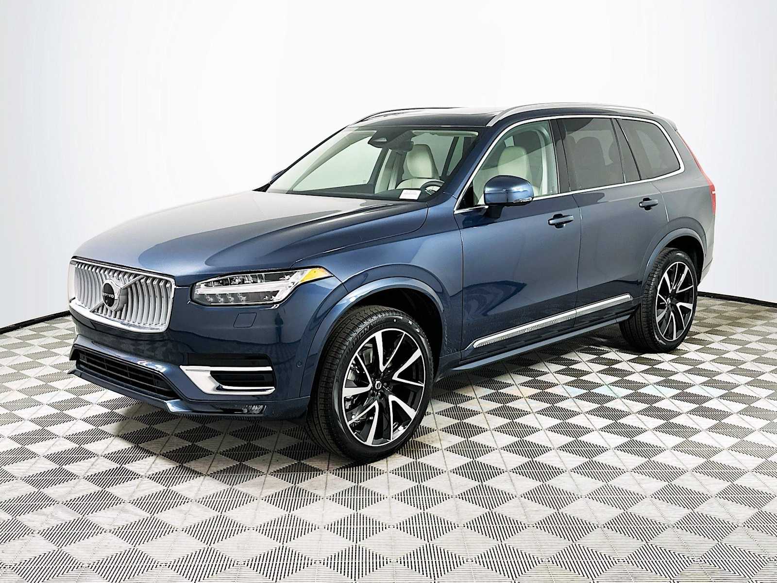 2025 Volvo XC90 AWD Plus photo 3