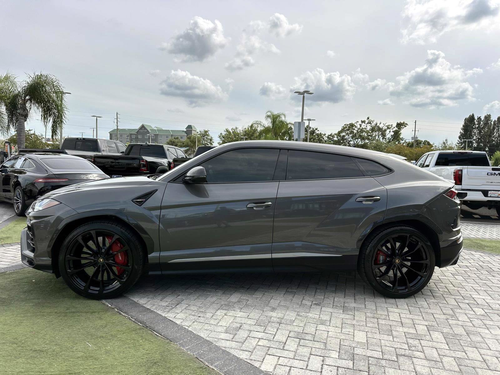 2022 Lamborghini Urus Base photo 6