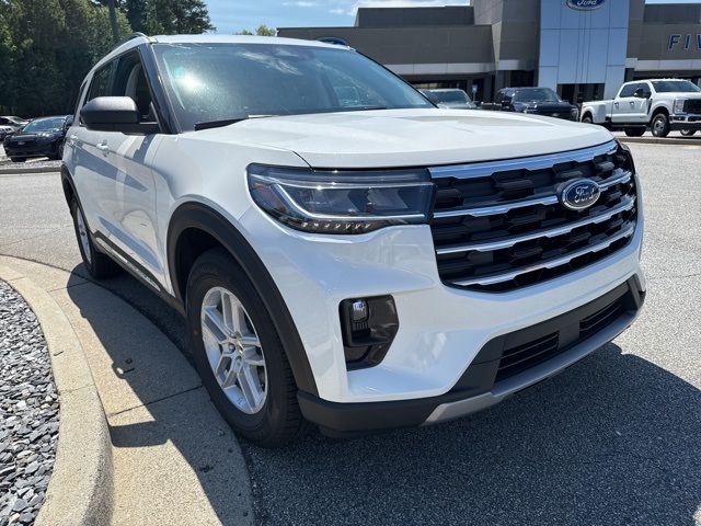 2025 Ford Explorer photo 2
