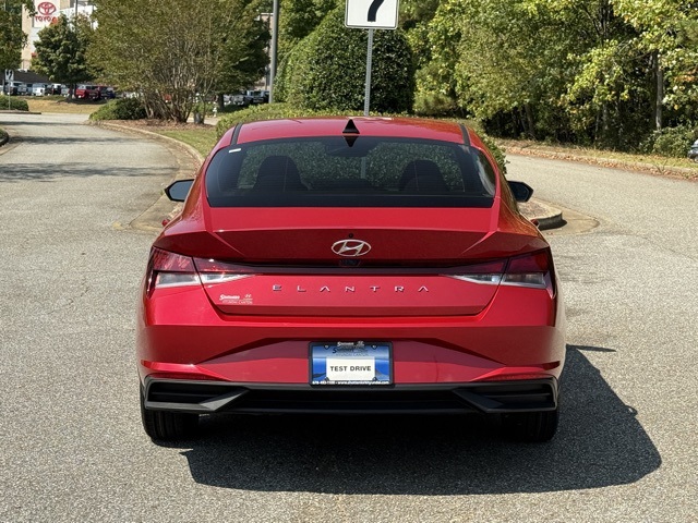 2023 Hyundai Elantra SEL photo 4