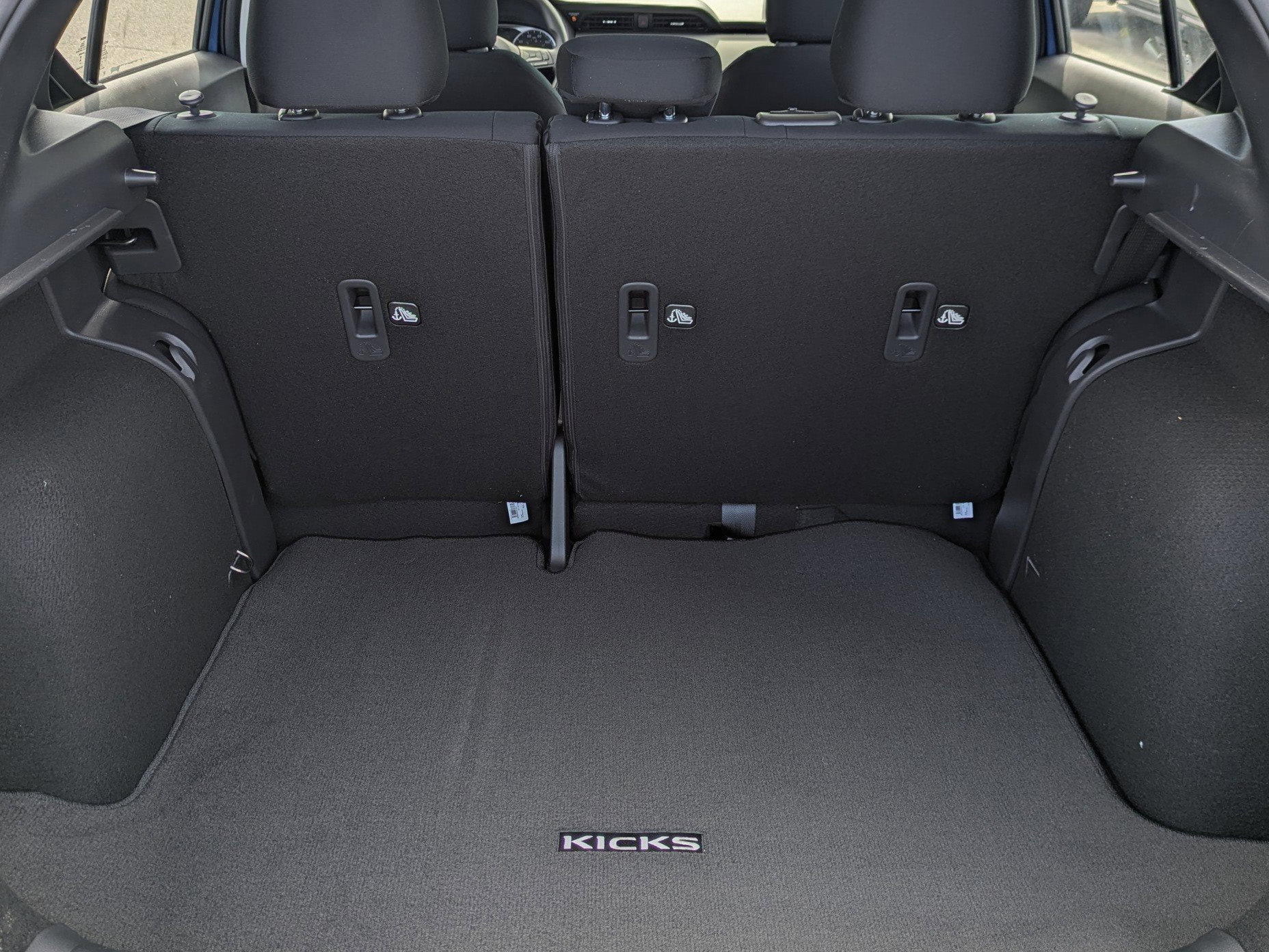 2025 Nissan Kicks Play S photo 3
