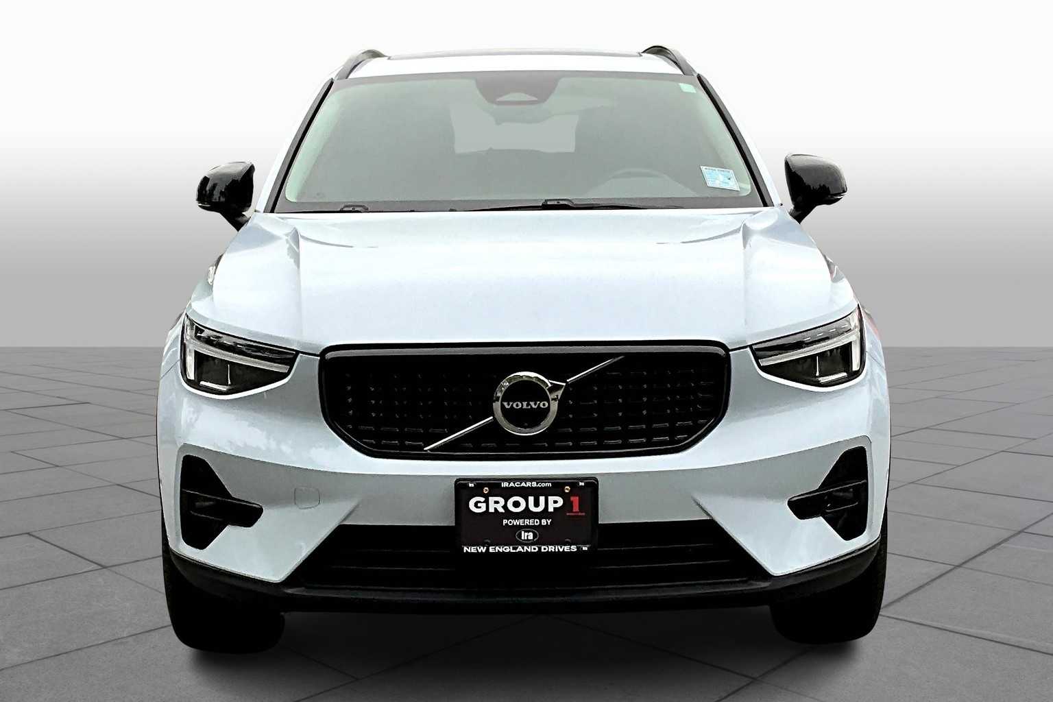 2024 Volvo XC40 Plus photo 3